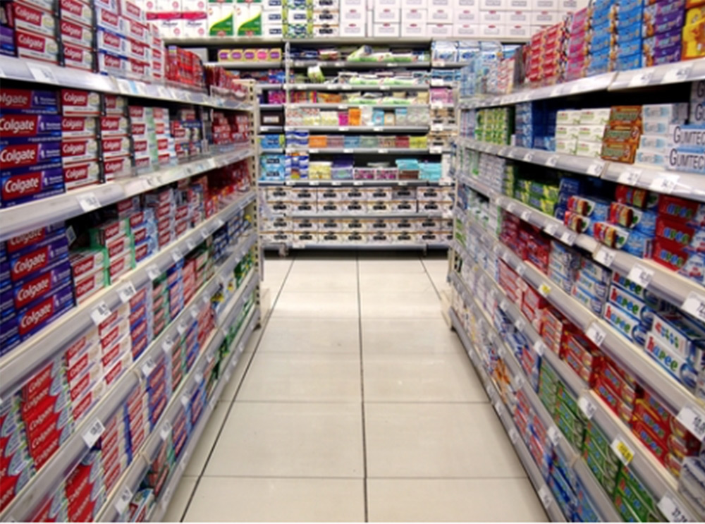 allée de dentifrice dans un supermarché