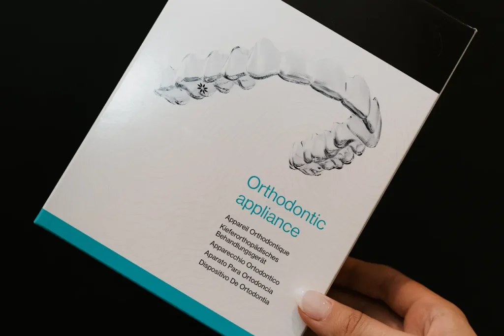 Boîte d'appareil orthodontique Invisalign tenue à la main au Centre dentaire Boucherville