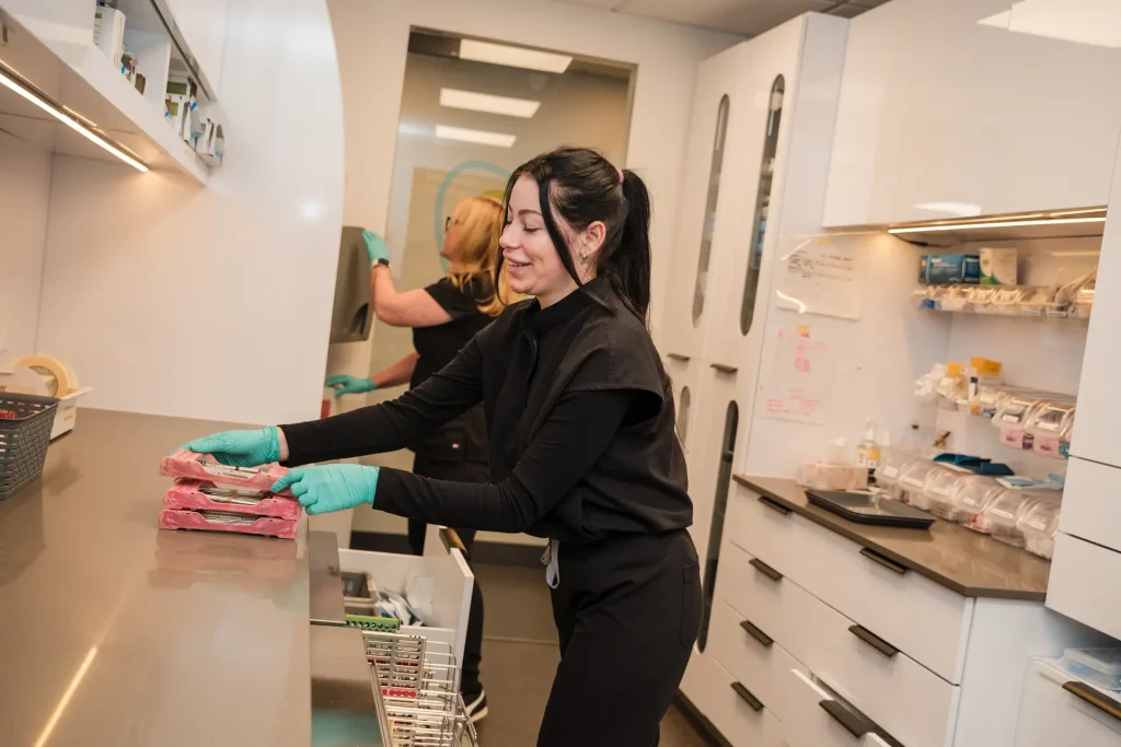 Membres du personnel préparant et stérilisant les instruments dentaires au Centre dentaire Boucherville